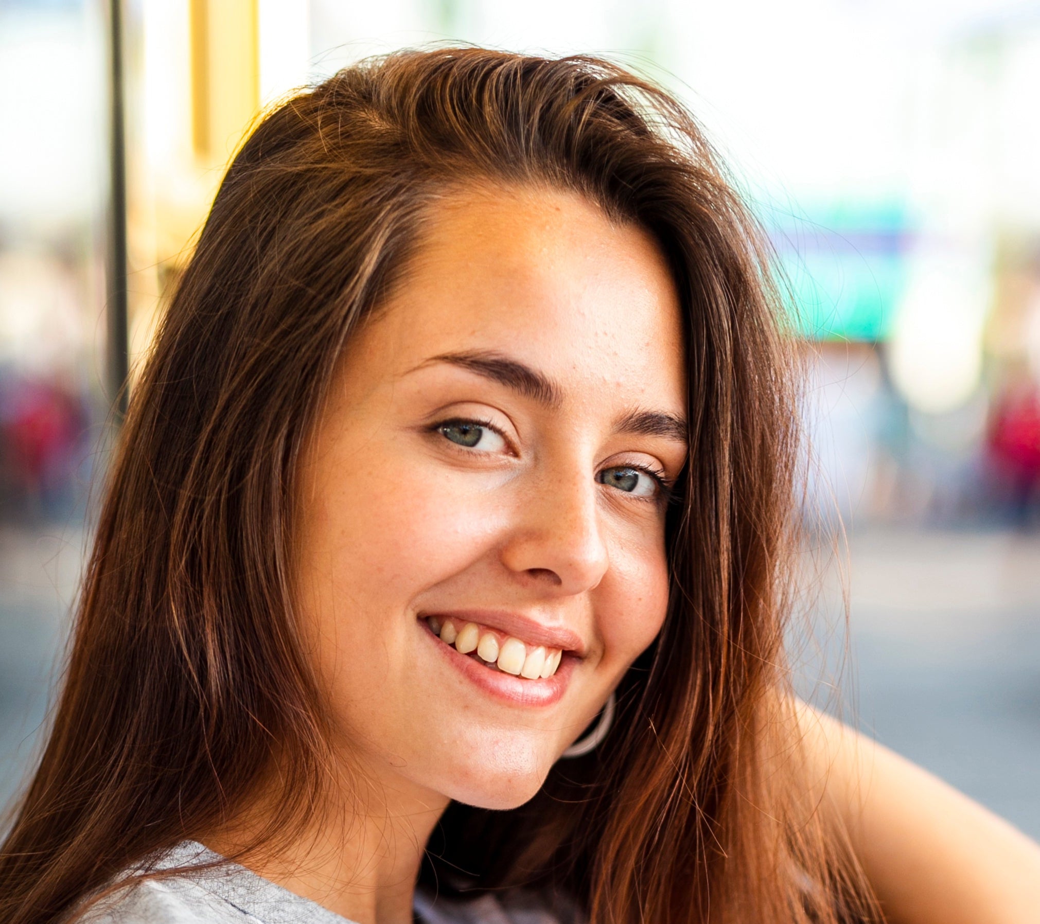 files/tiro-medio-mujer-sonriendo-la-camara.jpg